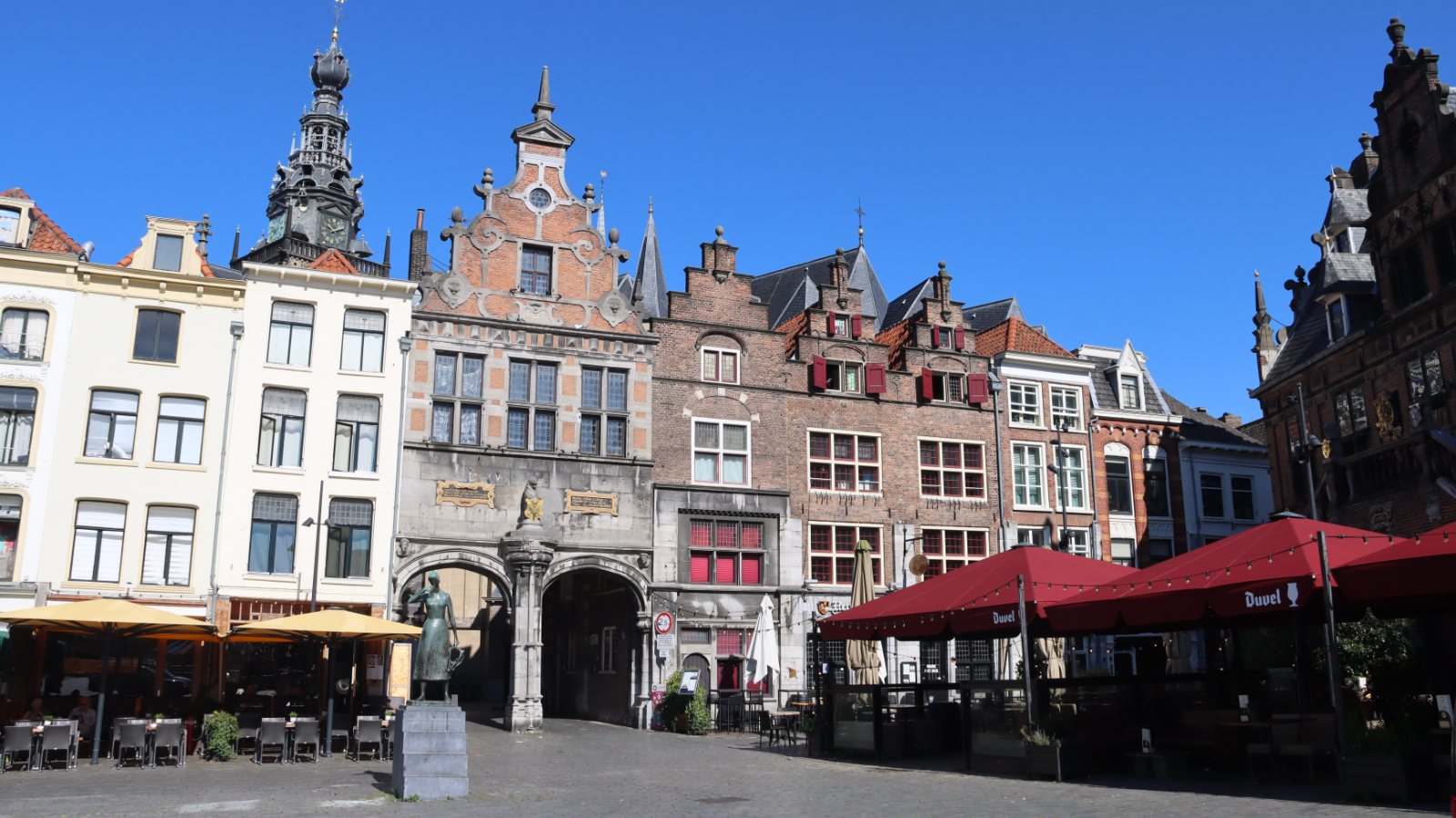 Het Spanjaardsgat in Nijmegen met de Grote Kerk
